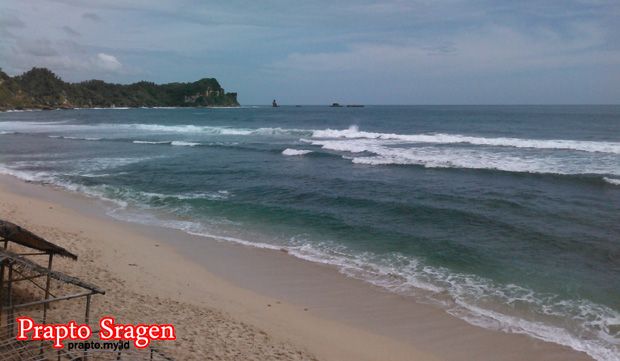 Pemandangan Pantai Nampu yang berpasir putih nan sepi